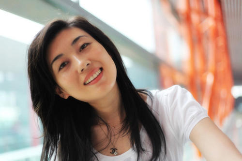 她是央视最美女主持，素颜就能秒杀董卿，现在去哪了