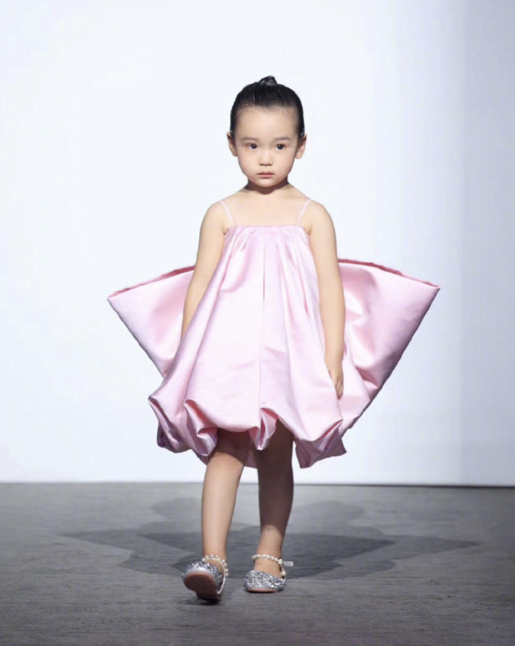 10位星二代小公主走秀，個個都是精緻萌娃，顏值氣場比父母還能打