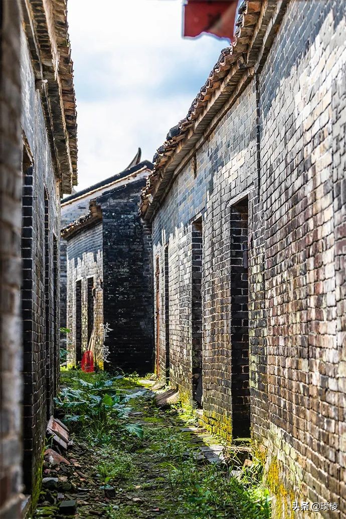 A mysterious "gossip village" actually uses house walls to make village walls, so thieves will get lost