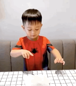 胡杏兒老公曬長子變魔術，奕霆戲精上身超愛演，大眼睛靈動顏值高