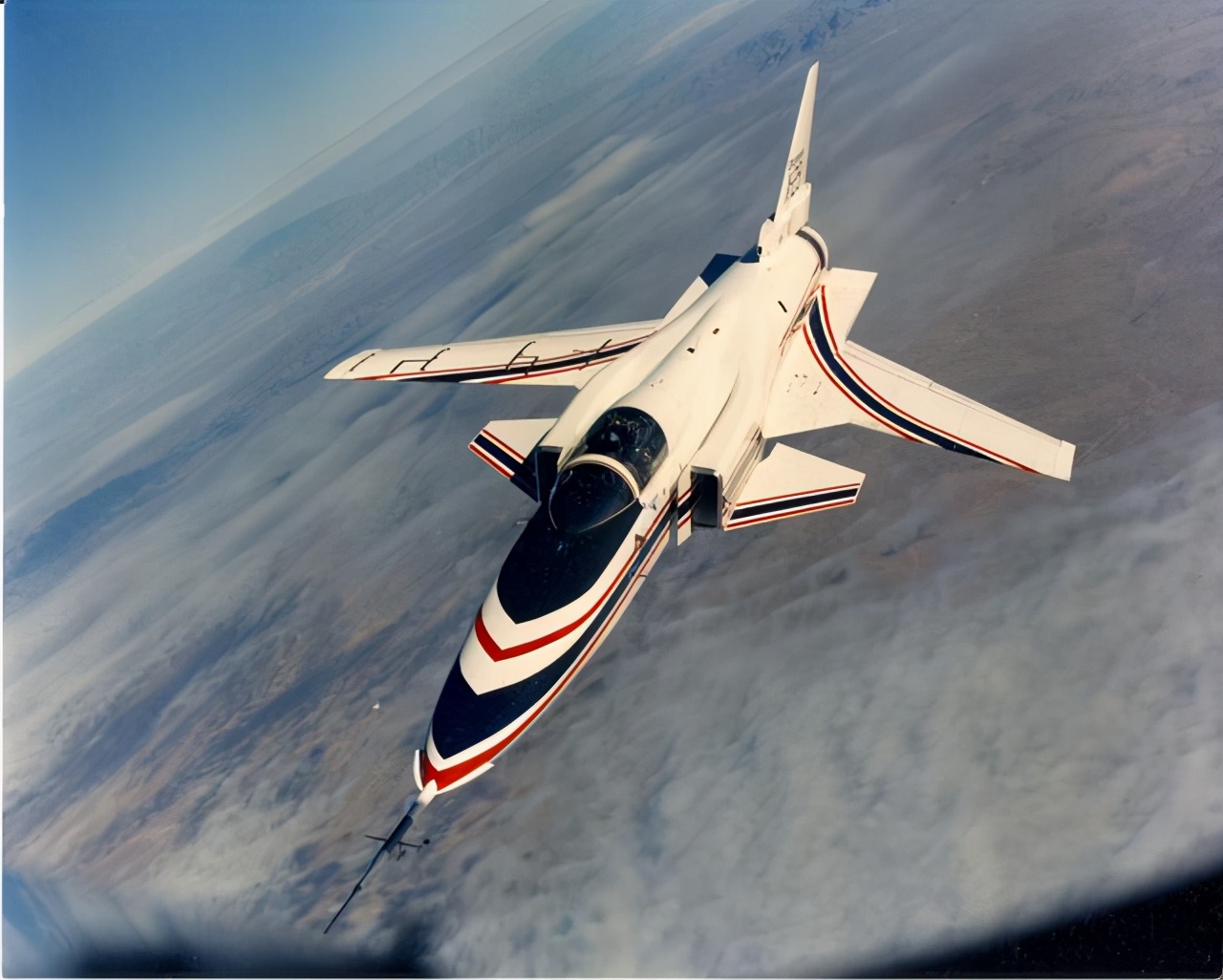 沈飞要造高达？变前掠翼双体飞机方案曝光，已申请技术专利