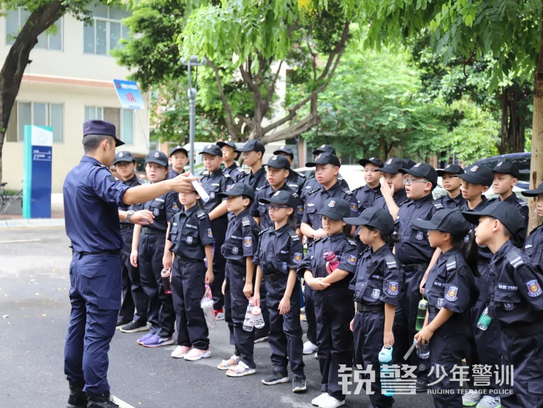 锐警少年警训夏令营：宣誓入营，告别懒散迎接全新警营生活