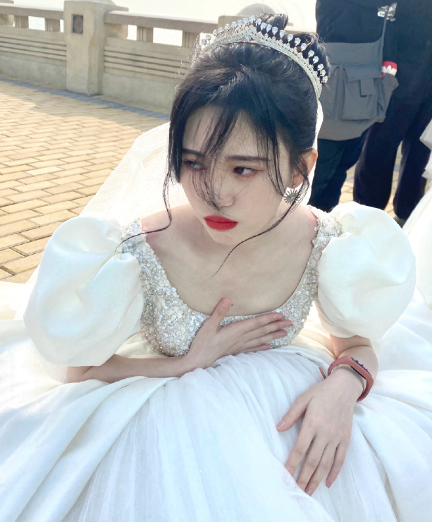 鞠婧祎身高再受质疑，红毯实拍图惨不忍睹，网友：穿了高跷吧