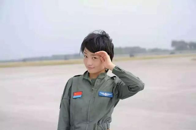 中国第一位歼十女飞行员，30岁时飞行训练牺牲，