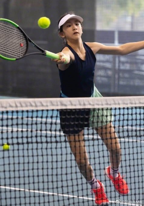 田亮指导女儿跳高，12岁森碟身高赶超爸爸，腿部肌肉线条抢眼