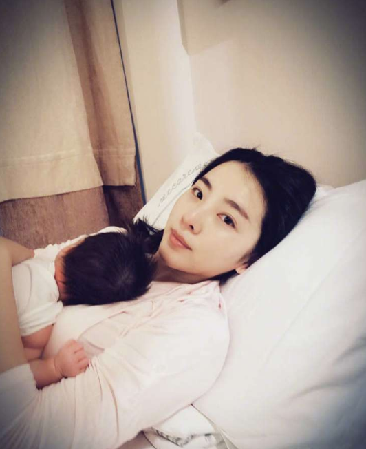 不当央视一姐，也没嫁给老头！李思思被80后老公