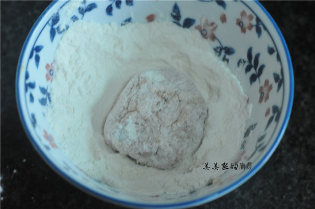 三伏天，多给孩子做豆腐饼，薄皮脆嫩，香软好消化，比肉饼更香