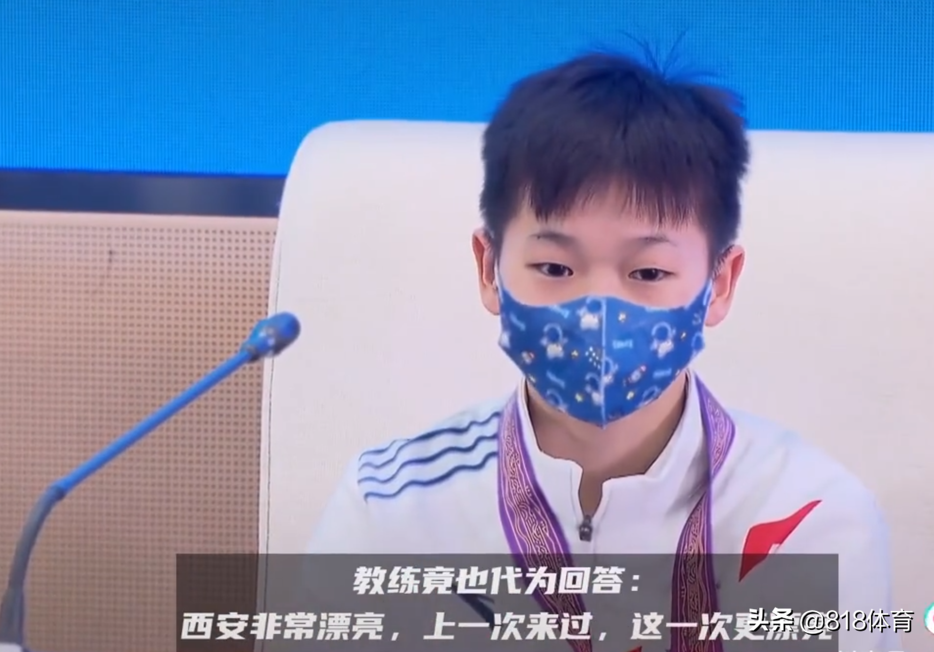 可爱!全红婵经过混采区被记者拉着采访,何教练赶紧薅衣领将她拽走