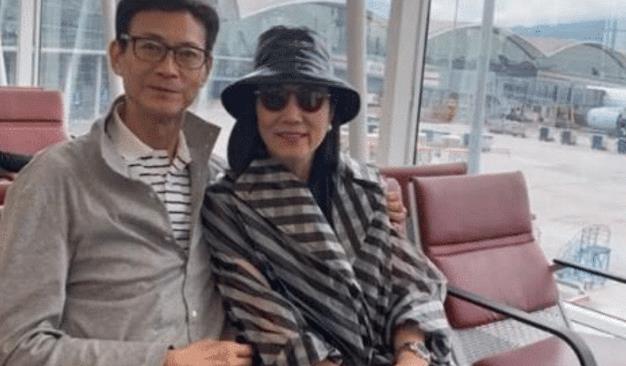 72岁的“张无忌”拥着72岁的“赵敏”拍照，原来