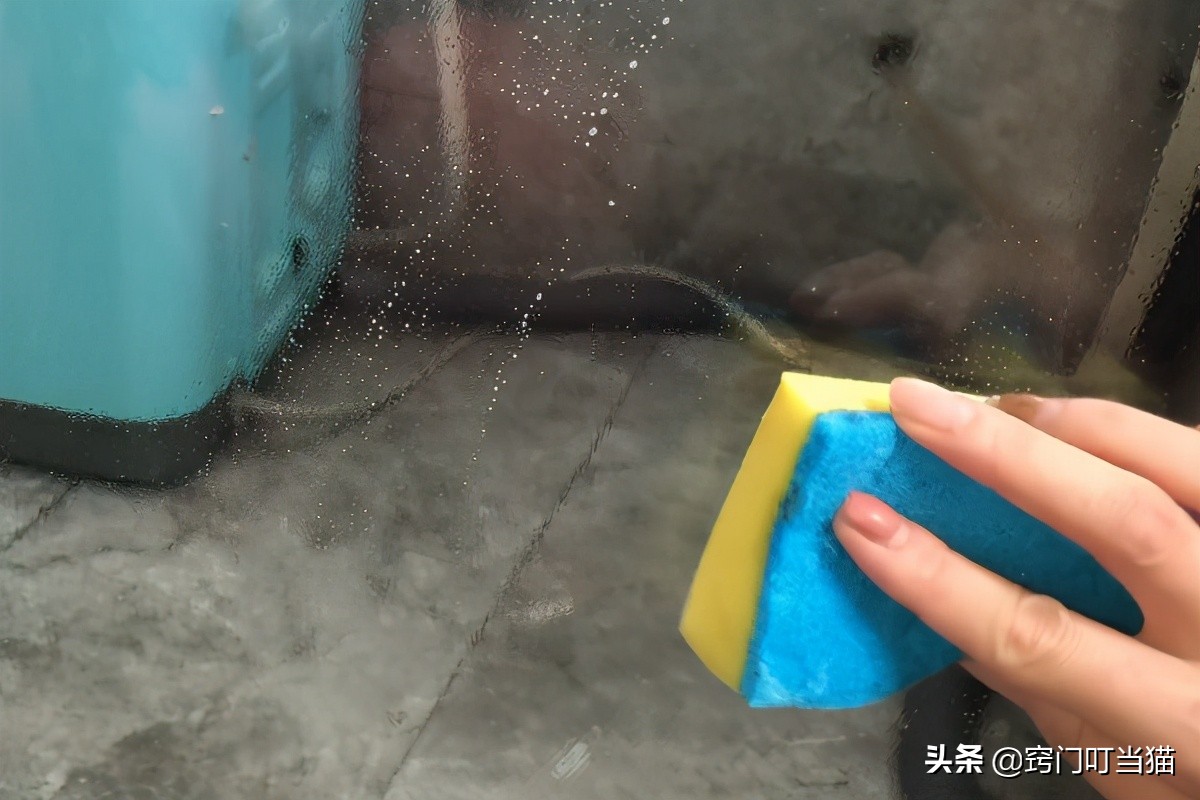 浴室玻璃總有水垢擦不干凈？教你清潔妙招，輕輕一擦水垢全去除
