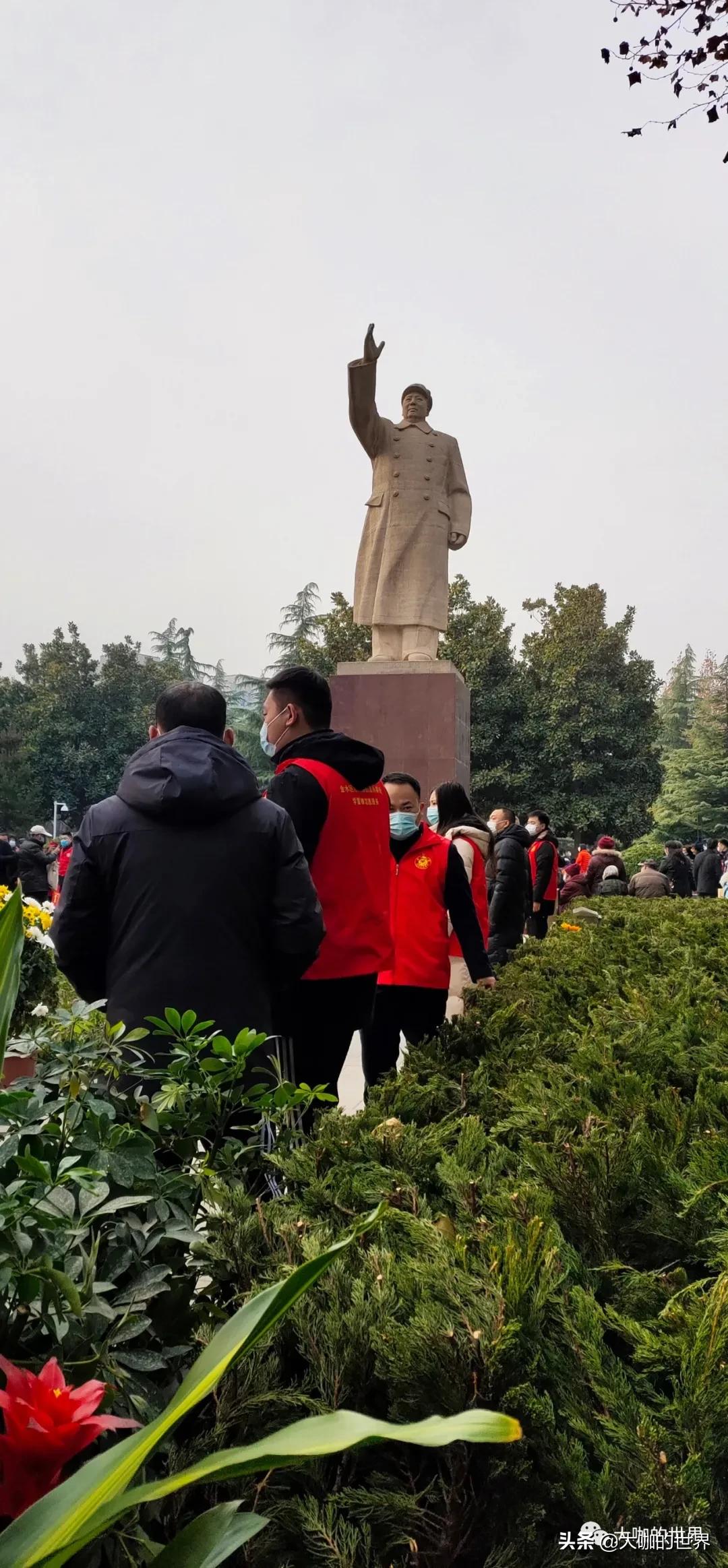 河南省会郑州各界群众自发纪念毛主席诞辰127周年！庄严肃穆