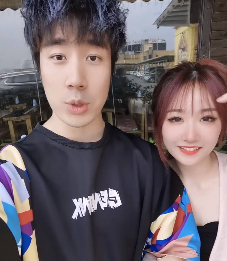 视频中骚男手拉着一位非常漂亮,并且有着两颗小虎牙的小姐姐(小茉莉)