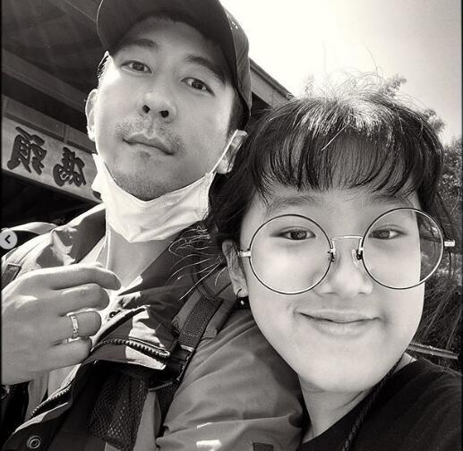 修杰楷带梧桐妹等咘咘和波妞下课，下雨天父女俩搞怪同框超有爱