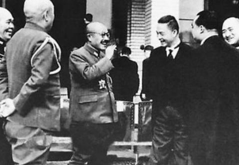 当年汪精卫的儿子回国扫墓，看见他爹的跪像，说了9字就转身离去