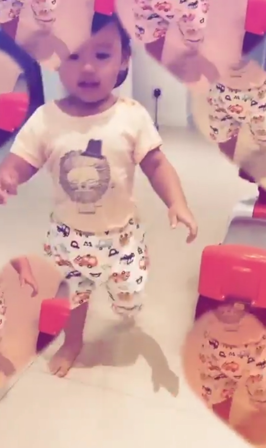 张柏芝机场被偶遇，次子小Q穿搭时髦，小儿子罕露眉眼颜值超高