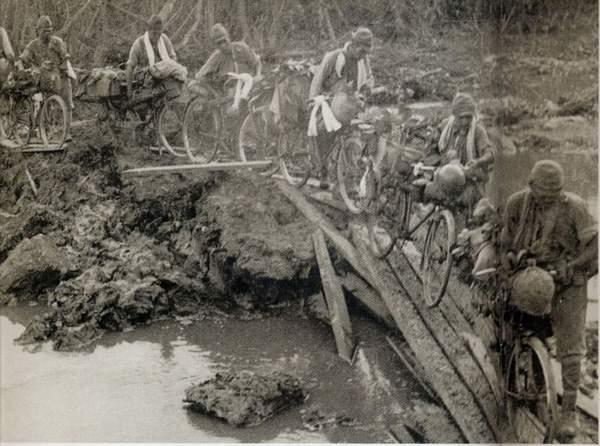 自行车上战场立下赫赫战功，威力可以和坦克相比较，英军被追着跑