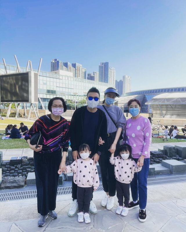 熊黛林老公晒生日全家福，抱双胞胎女儿幸福满满，称家庭为第一位