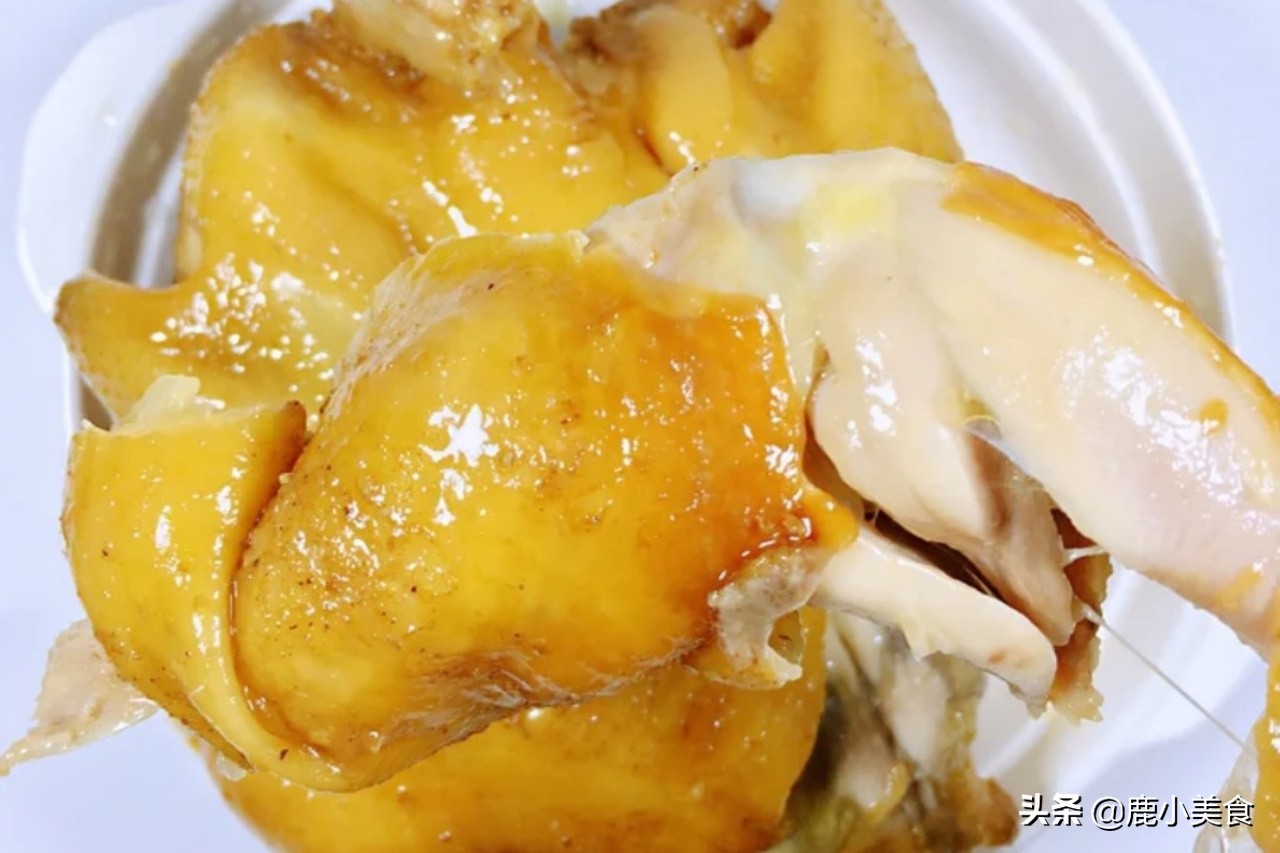 原来电饭锅也能做盐焗鸡，肉嫩软烂，咸香十足，关键做法超省事