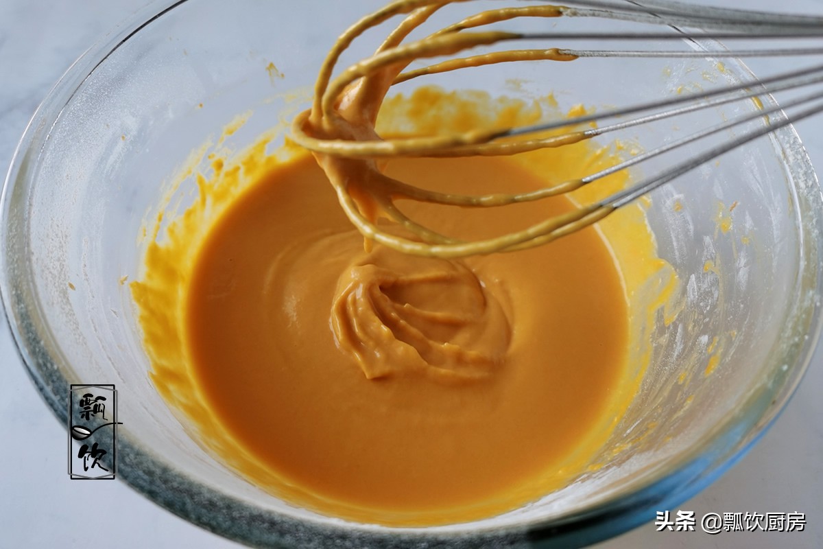 九月南瓜香，做成可口小蛋糕，营养又美味，孩子用手拿着吃超棒