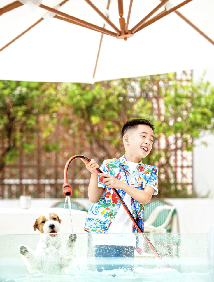 Jasper拍六一写真，8岁小小春长成翩翩少年，玩水吹泡泡充满童趣