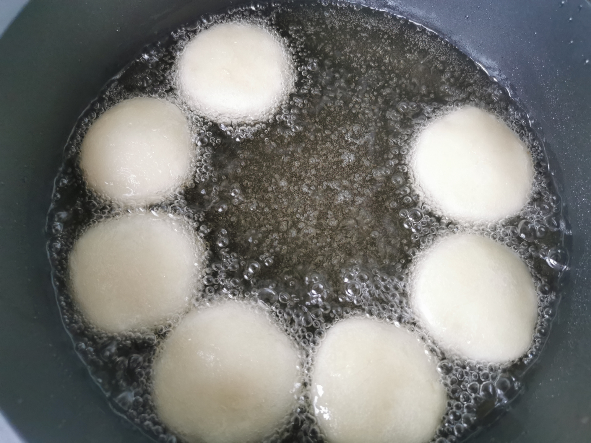 面粉中倒入开水搅一搅，做出来的糖糕个个空心鼓大泡，外酥里软