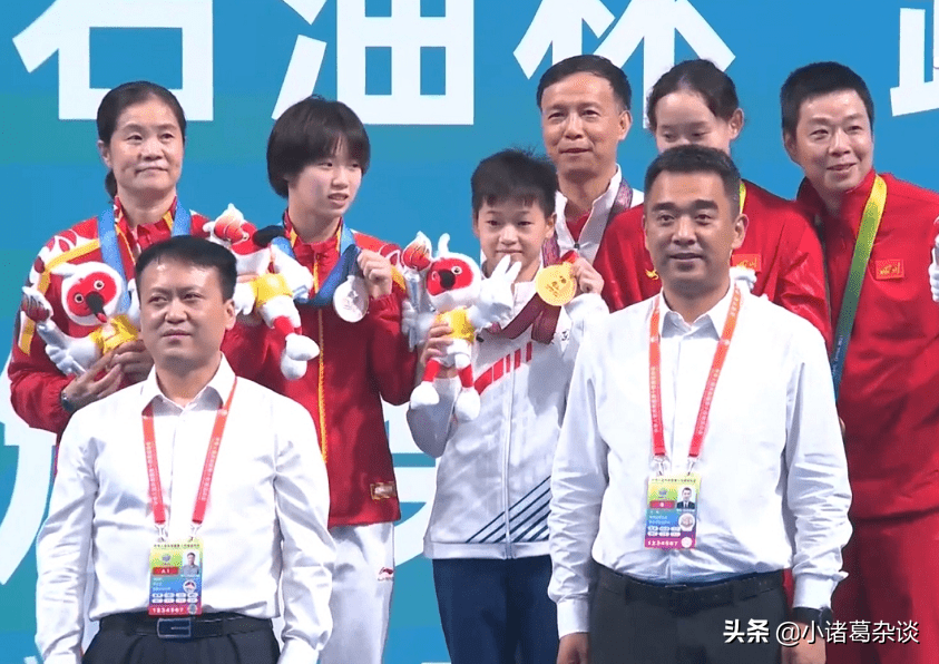 全红婵太火了！奥运冠军在线追星，师姐现场求合影，教练也被逗乐