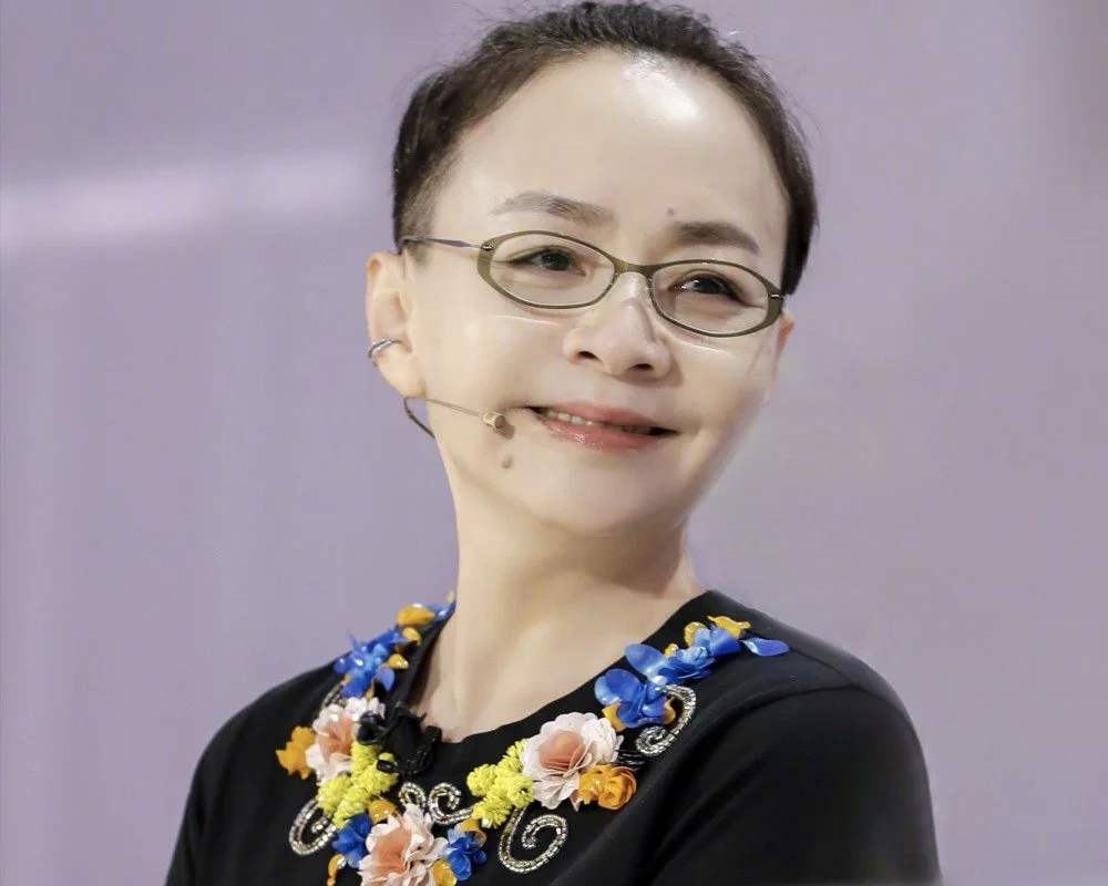 59岁宋丹丹退休了，是含饴弄孙颐享天年，还是将