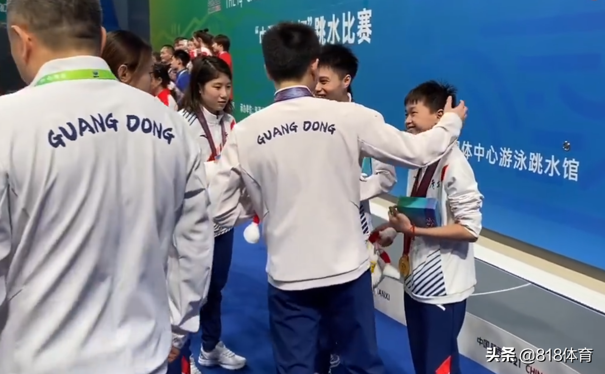 姐妹情深!全红婵闹脾气拿吉祥物抽陈艺文,师姐上演摸头杀一脸宠溺