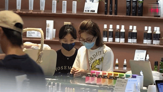 关咏荷现身商场，美貌好身材被赞保养有道，牵着女儿像姐妹