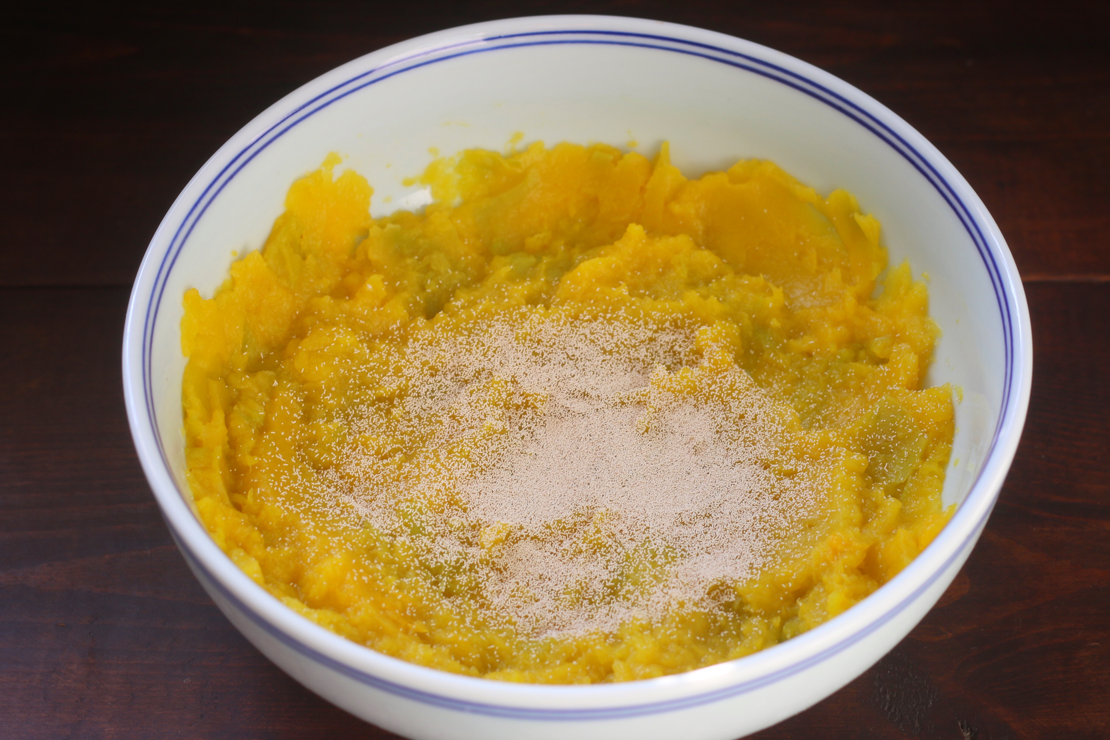 用南瓜做餅，又軟又香甜，如果不制止，孩子會拿起第三個第四個