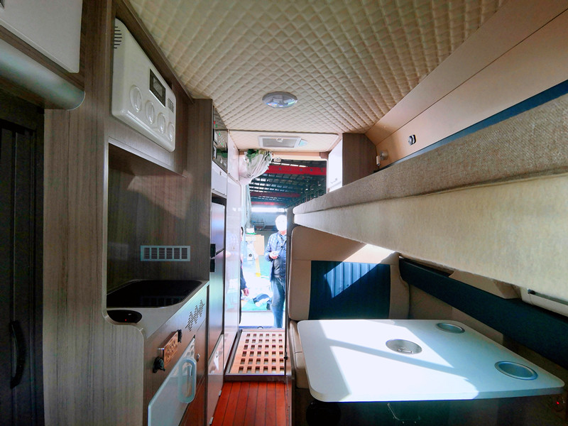 福特全顺b型房车后置卫生间+厨房，双人对卡座变床及上铺翻折