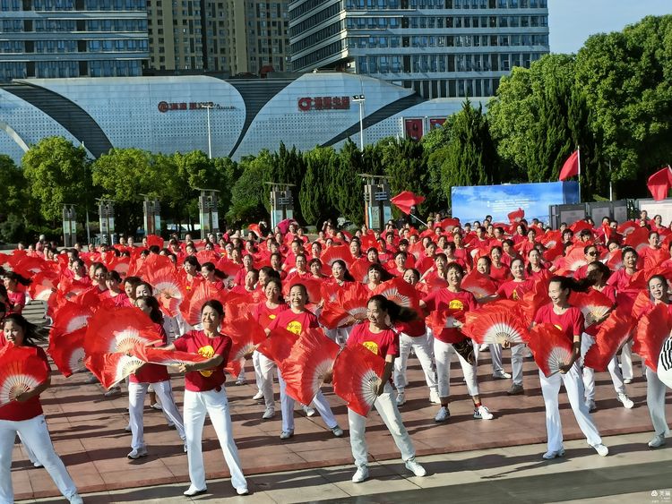 舞动湘潭”万人同跳大型排舞展演湘潭主会场启动活动圆满成功