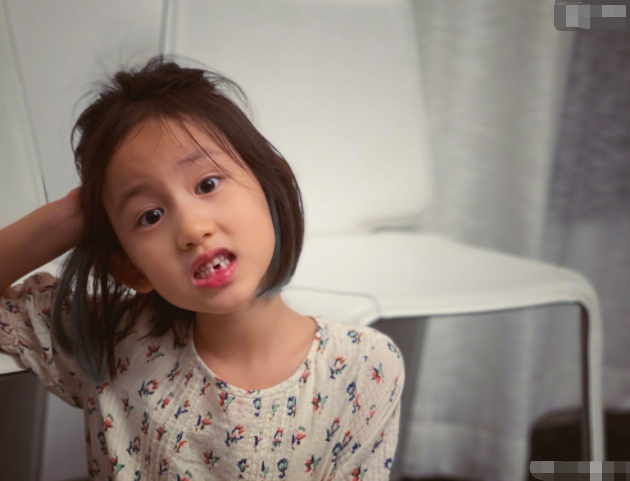 黃磊二女兒長大了！ 7歲染藍髮做美甲被指太成熟，育兒方式引爭議