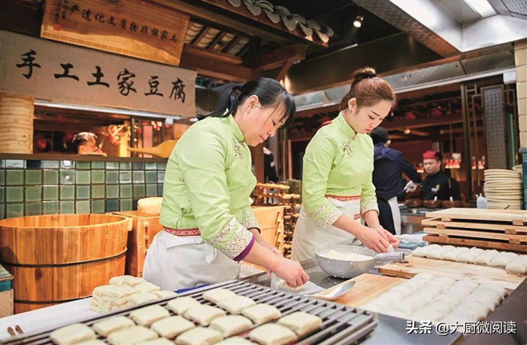 吃飯皇帝大｜以“五色五味”做火土家菜，300平米門店日售12萬元