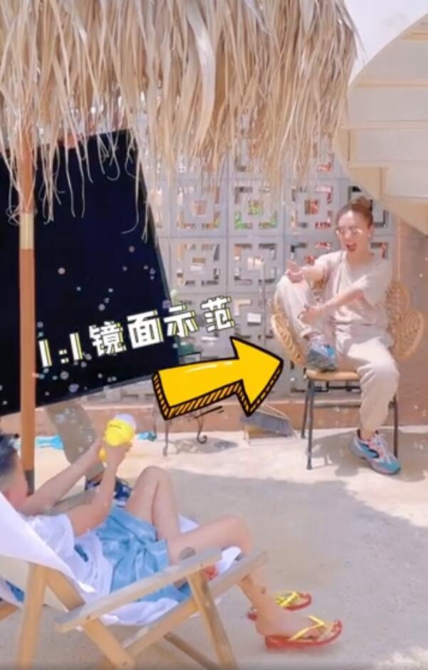 应采儿陪儿子拍大片，亲自指导还跪地帮整理衣服，Jasper乖巧配合