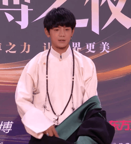 微博之夜尴尬瞬间：杨幂不满安排直接垮脸，丁