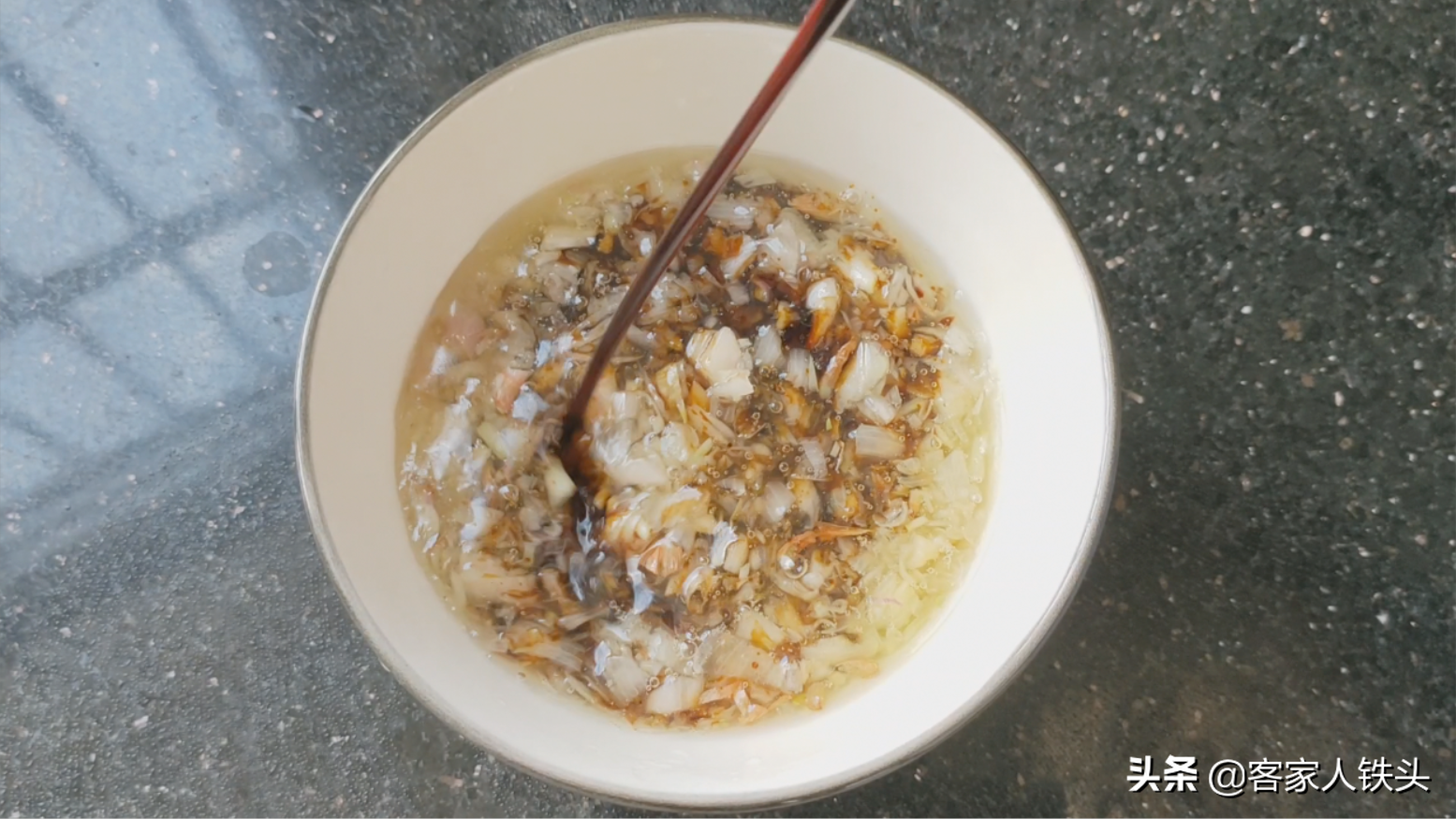 秋冬季客家人爱这样吃鸡，一只鸡一碗汤，甘香肉滑，营养好吃温补