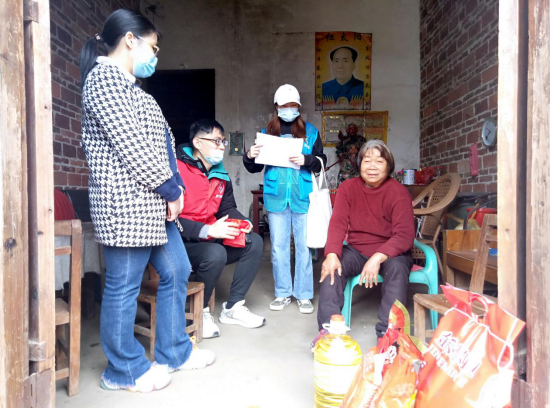 广西横县：节前慰问暖人心 贴心关爱显真情
