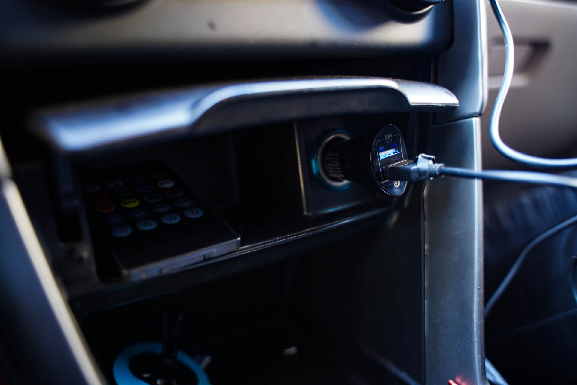 张弛有度，15W快充入手MOMAX摩米士车载无线充电手机支架