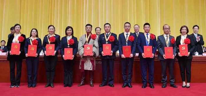 成都中医药大学援鄂医疗队及多名抗疫英雄荣获全省表彰