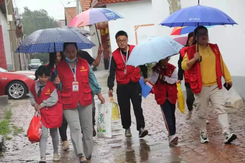 ​阳信：爱心人士冒雨给孤寡老人送中秋大礼包