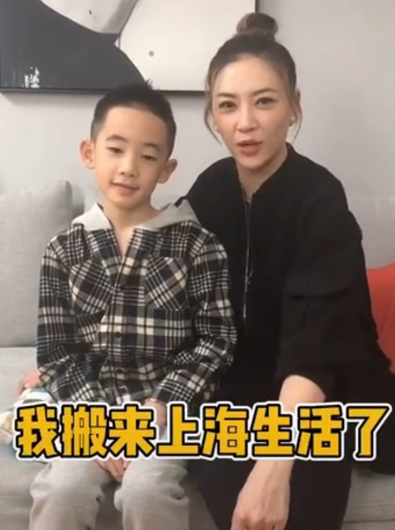 應采兒街邊玩手機被偶遇，穿短褲秀腿部肌肉線條，坐姿端正氣質好