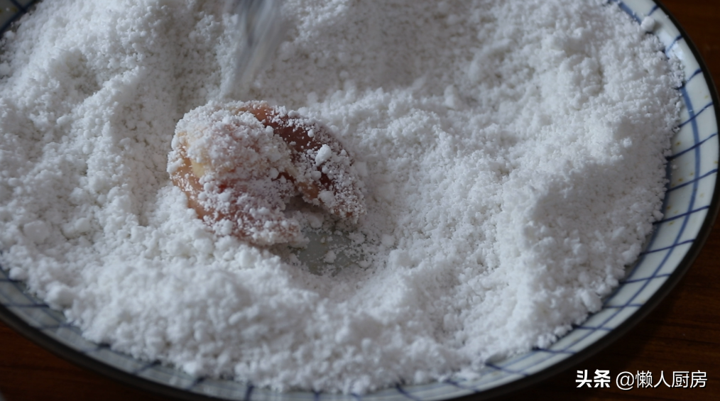 炸鸡裹面包糠不好吃，试试我这种做法，外酥里嫩，配九层塔吃着香