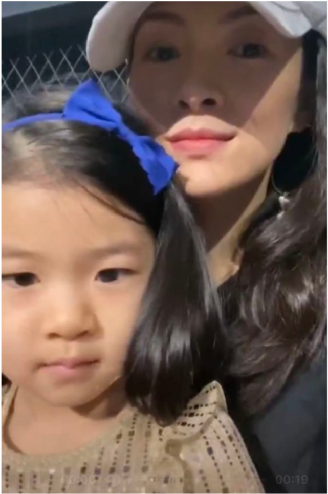 章子怡抱女儿探班汪峰，见证对方高光时刻，毫不掩饰对丈夫的崇拜