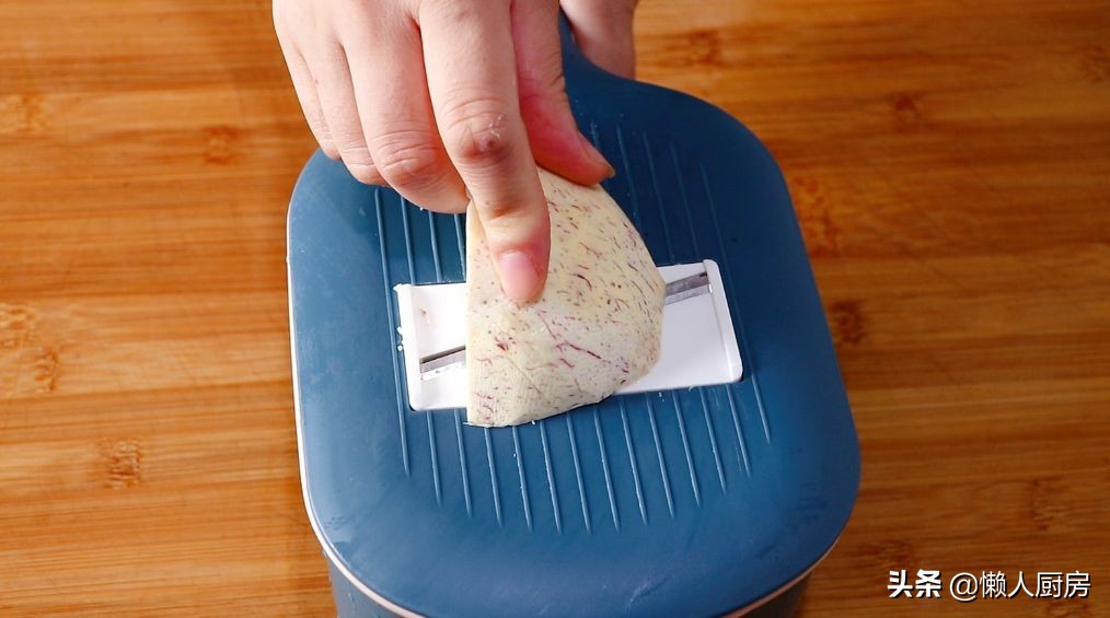 不用油炸，原來芋頭片的做法這麼簡單，一個芋頭能做好多