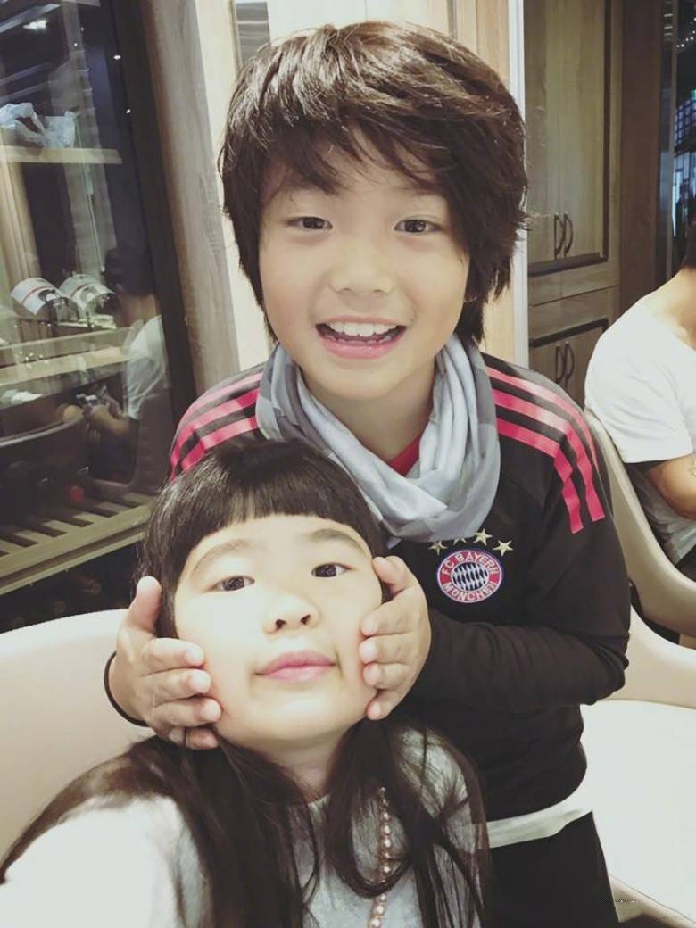 曹格10歲女兒亭亭玉立，與爸爸同框像情侶，被讚漫畫腿出眾