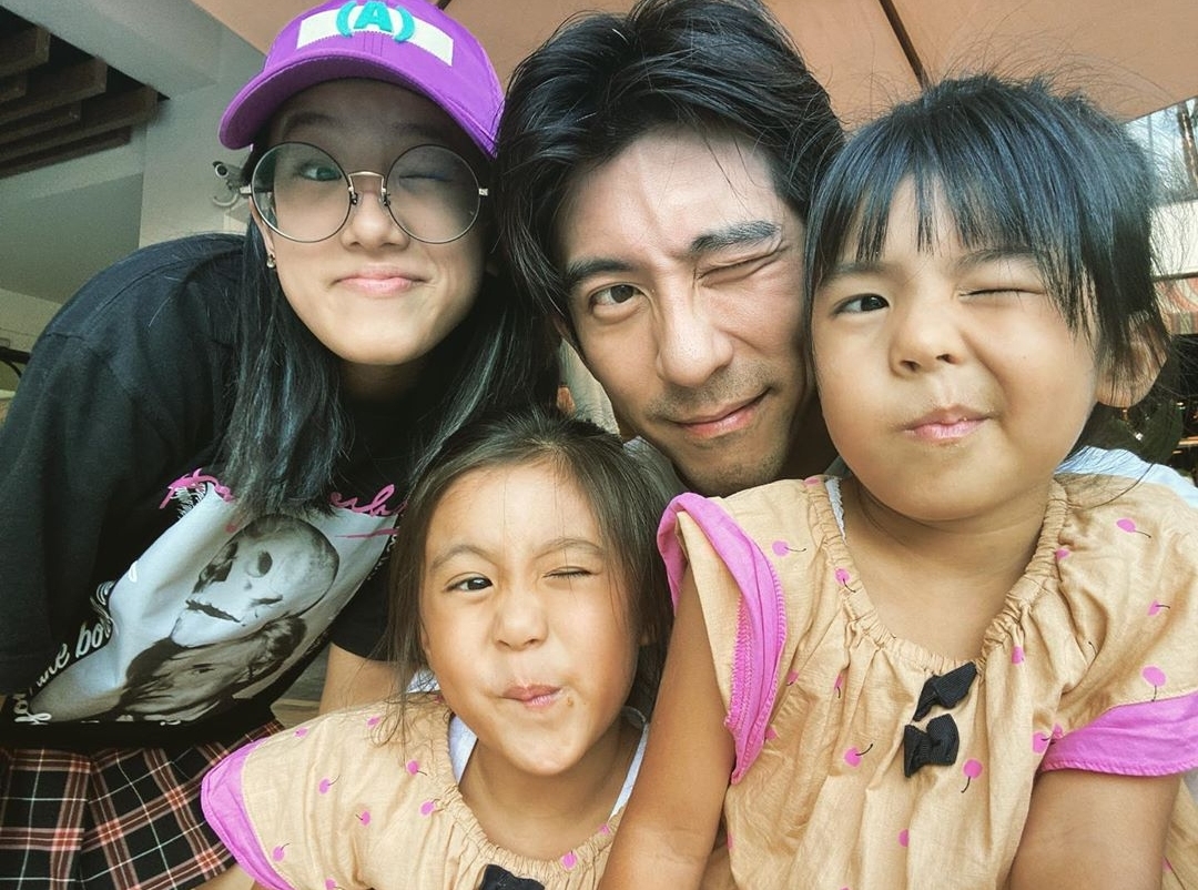 梧桐妹晒与妈妈妹妹同框，波妞戴卷发器爱臭美，贾静雯素颜仍年轻