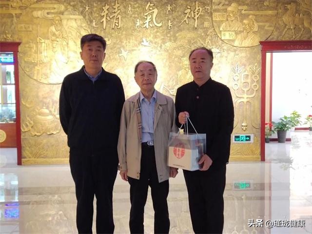 中国工程院院士陈君石一行到吴忠市利通区中医药博物馆参观访问