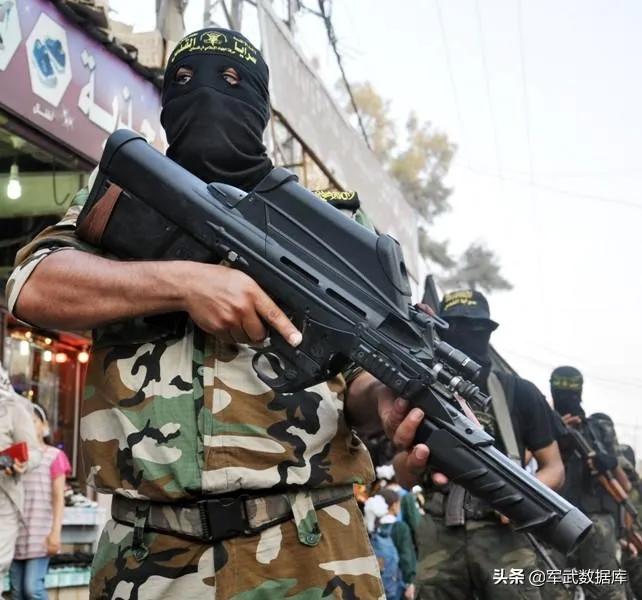 人人有槍的美國百姓，面對軍警時為何不開槍還擊？