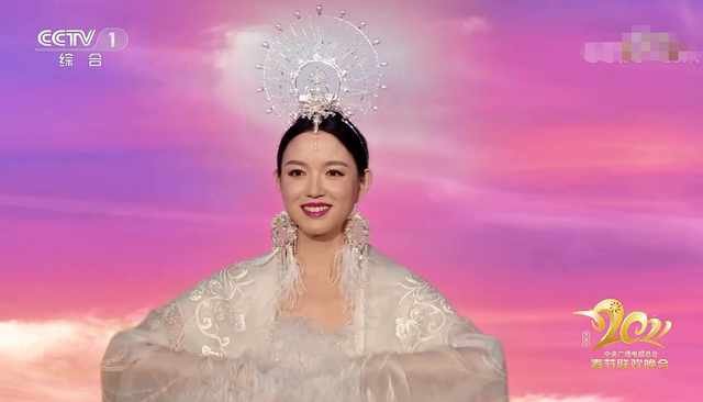 郭晶晶攜夫貼春聯，穿3年前舊衣擋不住高貴氣，三個娃眉眼都像媽